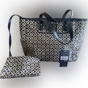 NWT Tommy Hilfiger purse!